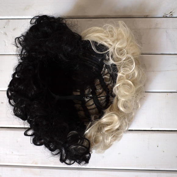 Topcosplay Cruella Wig Short Curly Black and Blonde Cosplay Wig - Picture 5 of 5